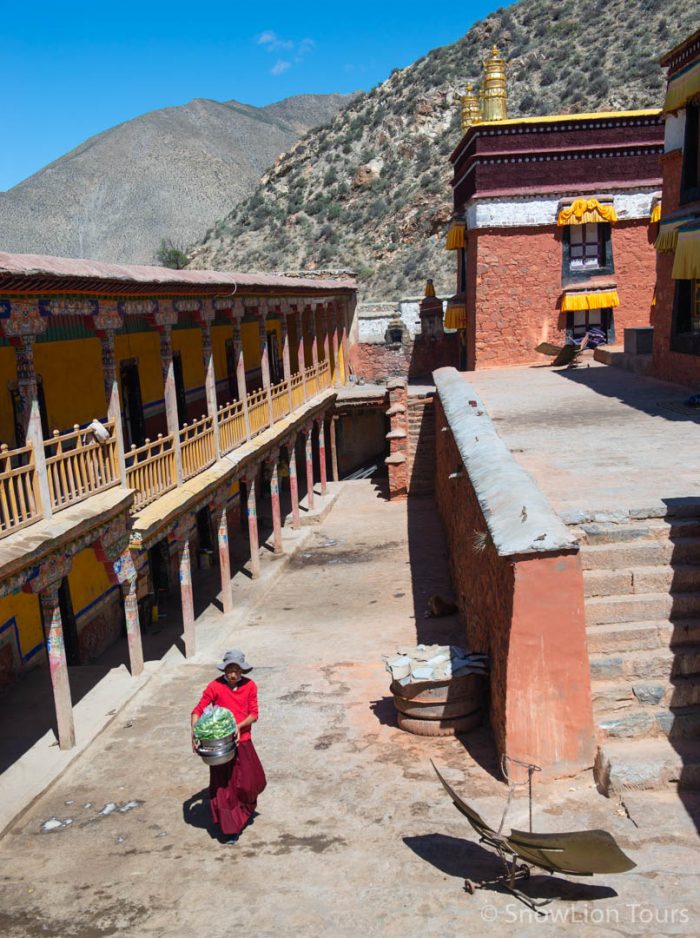 Монашка в Шугшебе, Монастырь Шугшеб, Лхаса, тур в Лхасу, нетуристический Тибет, тур в Тибет