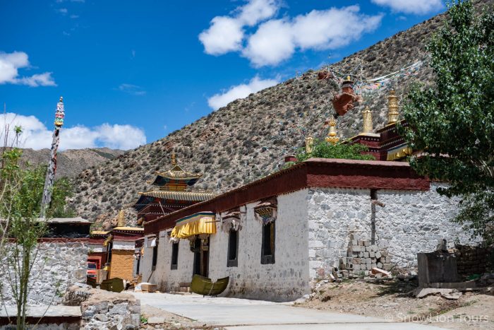 На территории монастыря, Монастырь Шугшеб, Лхаса, тур в Лхасу, нетуристический Тибет, тур в Тибет