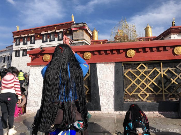 тибетка молится у стен Джоканга