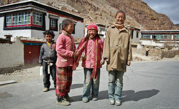 Дети в поселке Сакья, монастырь Сакья, Тибет, округ Шигадзе, туры в тибет, пермиты в тибет