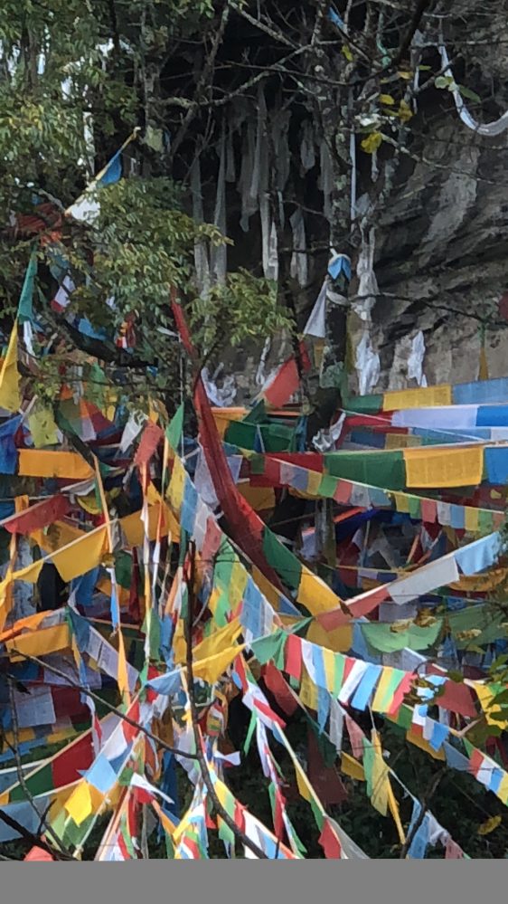 Множество молитвенных флажков у храма в Кирунге