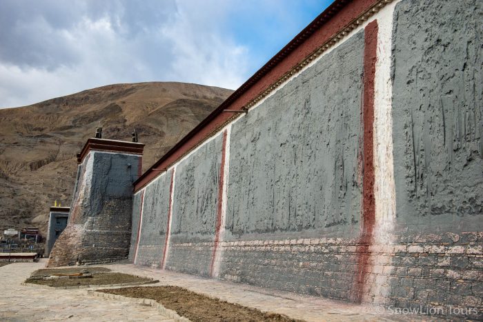 Крепостная стена с башней Сакья, монастырь Сакья, Тибет, поездка в Тибет, путешествие по Тибету, пермиты в Тибет
