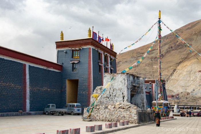 Молитвенные флажки у входа в монастырь, монастырь Сакья, Тибет, туры в Тибет, пермиты в Тибет, в тибет цены