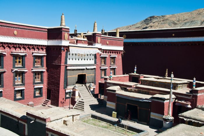 Молитвенный зал в Сакье, монастырь Сакья, Тибет, поездка в тибет, туры в тибет, паломничество на кайлас