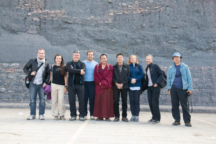 Наша группа с монахом в Сакья, монастырь Сакья, Тибет, групповой тур в Тибет, поездка на Тибет, пермиты в Тибет