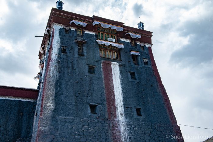 Сторожевая башня монастыря Сакья, Тибет, групповой тур в Тибет, поездка на Тибет