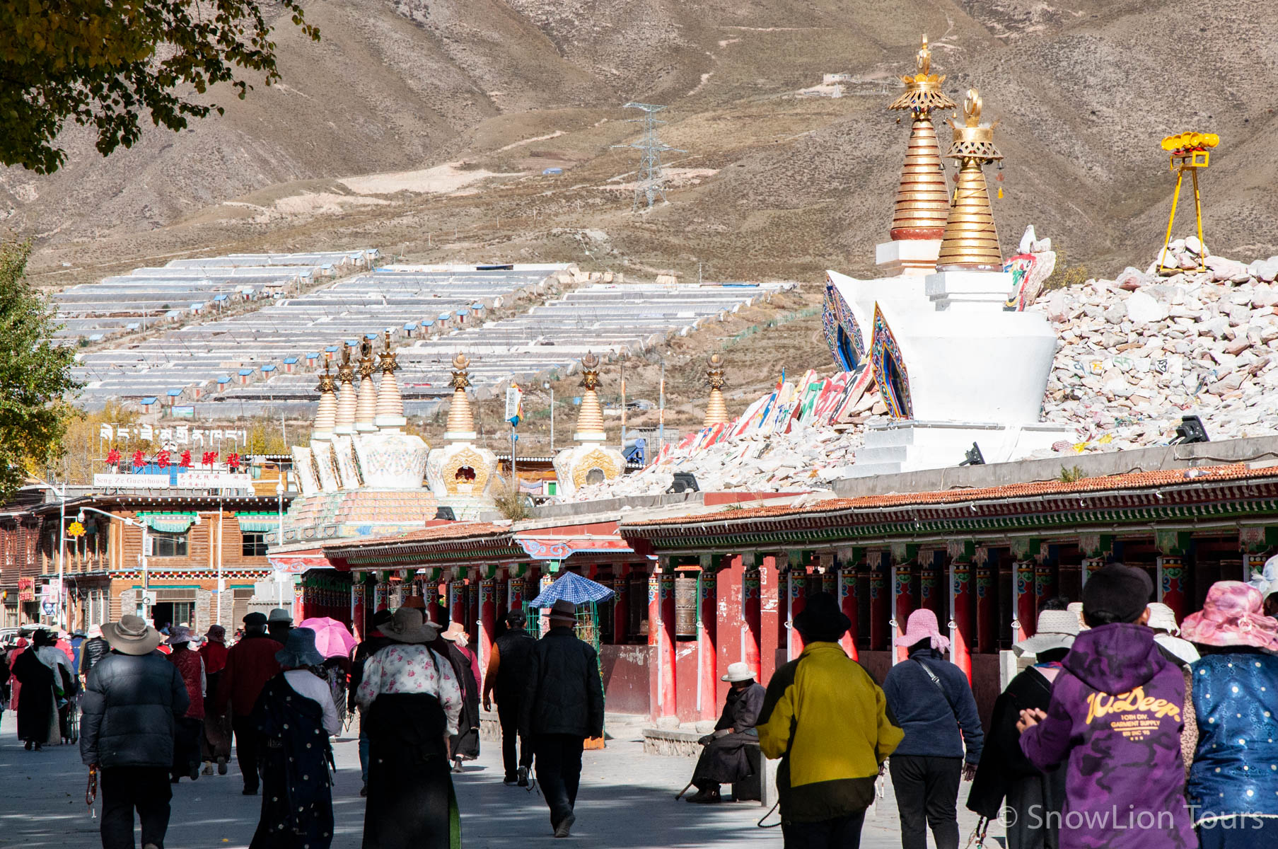 Тибетские паломники обходят монастырь в Восточном Тибете