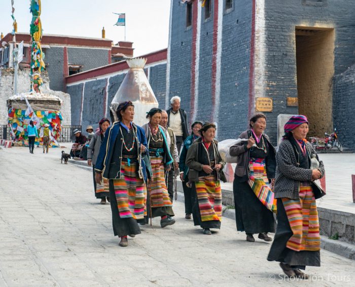 Тибетские паломники в Сакья, монастырь Сакья, Тибет, паломничество в Тибет, туры в Тибет цены, пермиты в Тибет