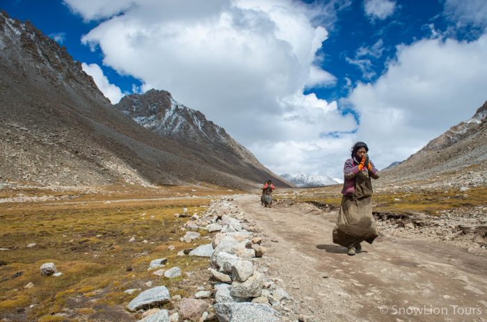 Тибетские паломники у Кайласа, на тропе коры вокруг Кайласа, Кайлаш кора, Тибет, поездка на Тибет, паломничество к Кайласу