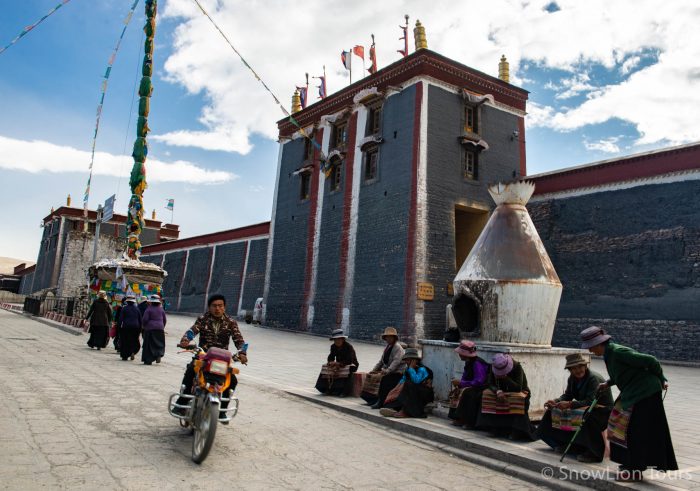 Тибетцы у стен монастыря Сакья, Тибет, поездка в Тибет, Кайлас кора, пермиты в Тибет