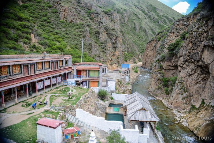 вид на отель Shambhala Source - во дворе бассейн со священной водой из горячих источников, медицинский тур в Тибет, тур в Тибет, Тедром